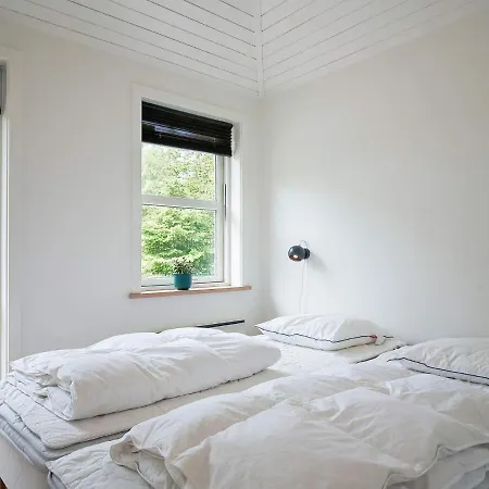 6 Person In Aakirkeby-by Traum