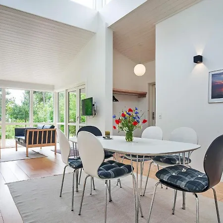 6 Person In Aakirkeby-by Traum *