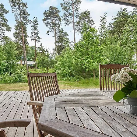 6 Person In Aakirkeby-by Traum *