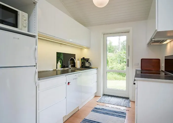 6 Person In Aakirkeby-by Traum